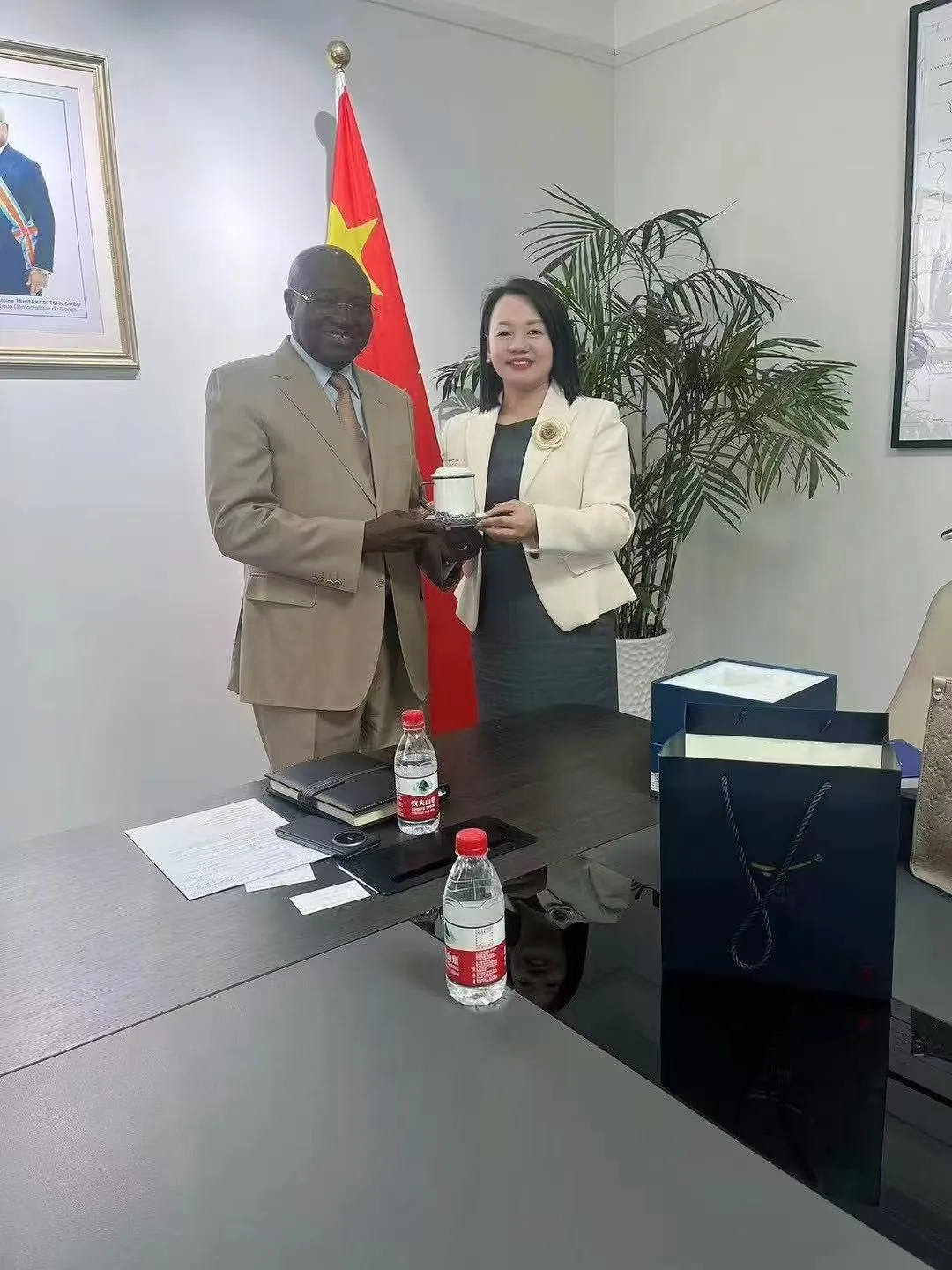 Commemorative gift presented to H.E. François Balumuene Nkuna, DRC Ambassador to China